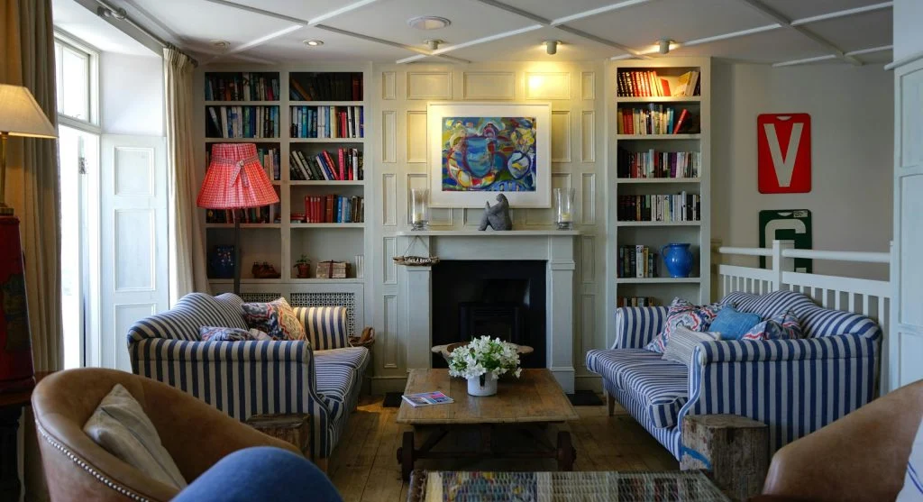 Why Some Homes Feel Instantly Comfortable (And How Interior Decor Quietly Shapes That Feeling)